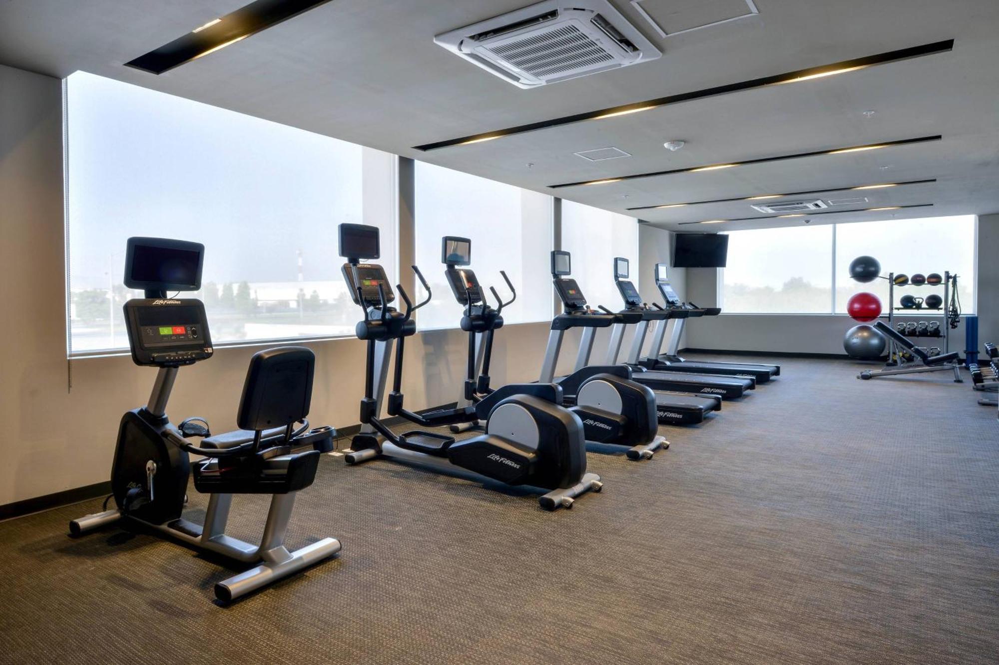 Courtyard By Marriott San Luis Potosi, Los Lagos Zewnętrze zdjęcie