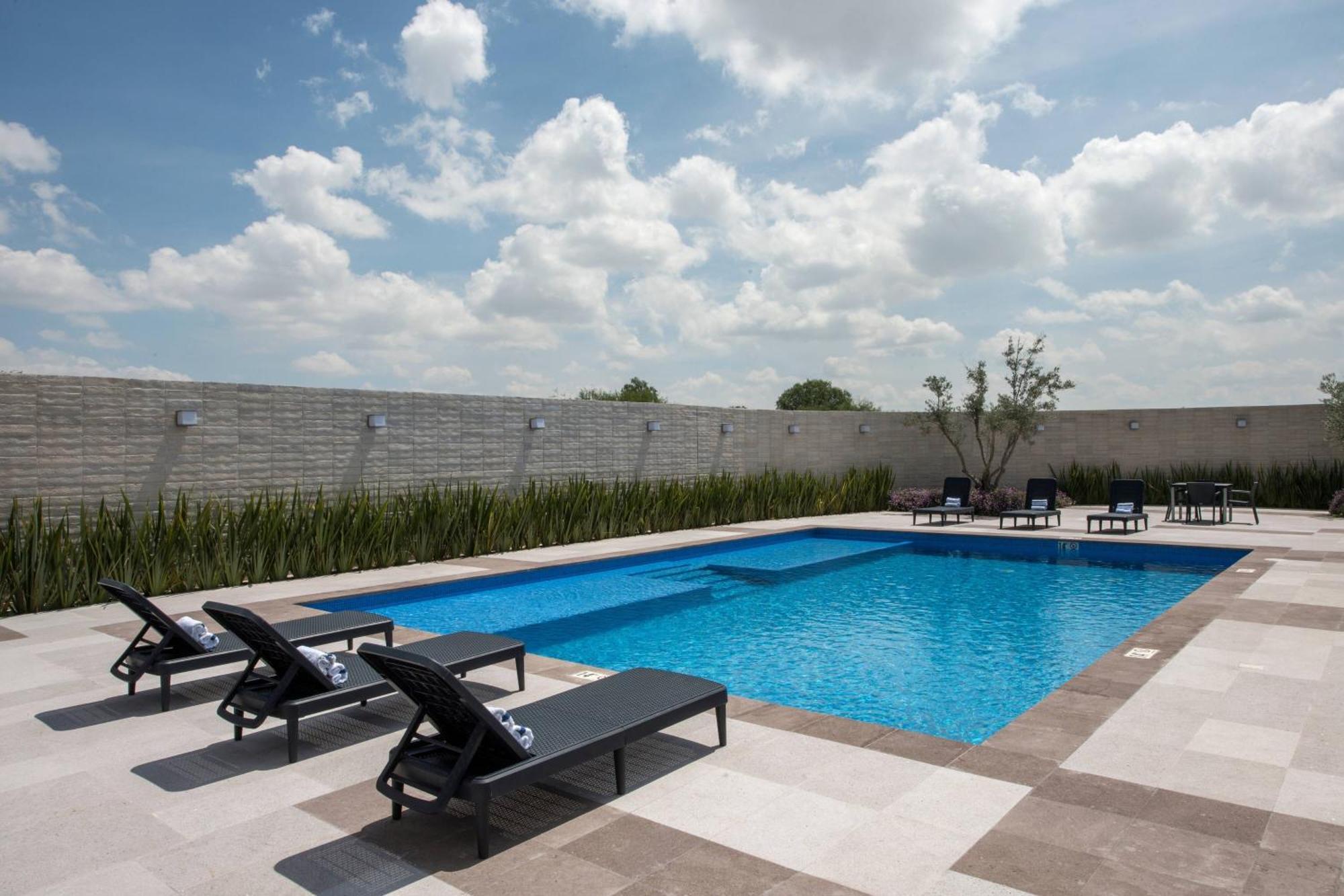 Courtyard By Marriott San Luis Potosi, Los Lagos Zewnętrze zdjęcie